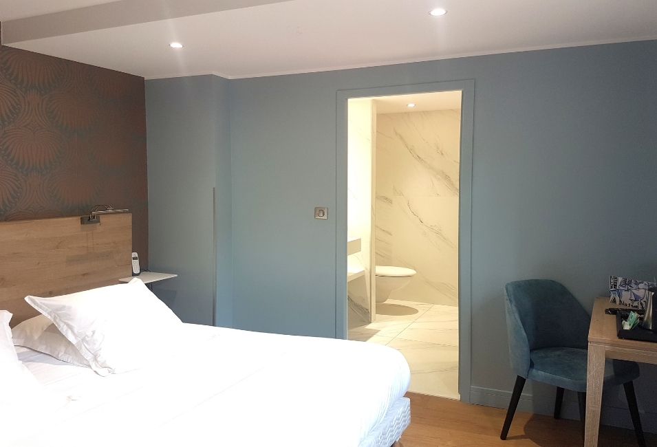 chambre-classique-king-size-hotel-3-etoiles-piscine-toulon-port