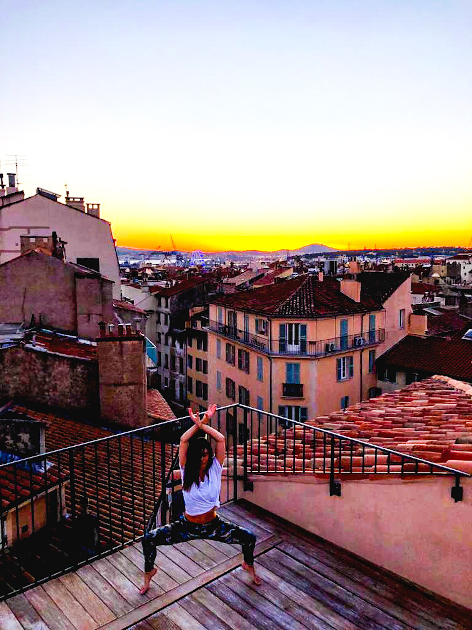 atelier-yoga-sur-toit-terrasse-hotel-rooftop-grand-hotel-dauphine-toulon