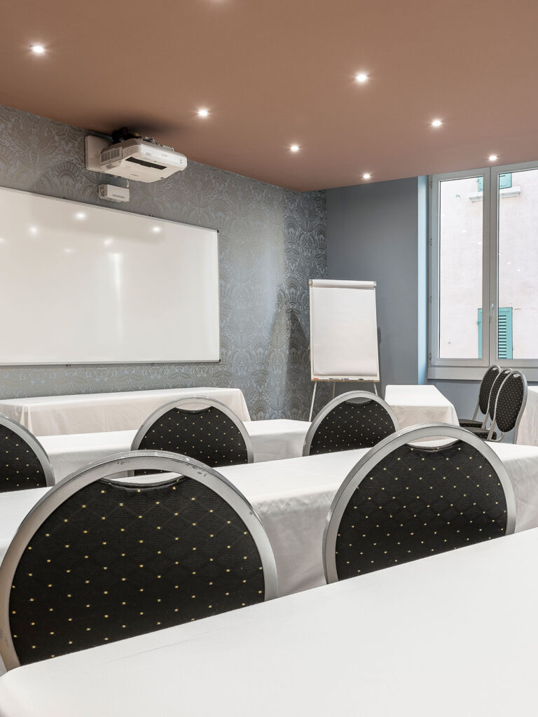 seminaire-evenements-entreprise-hotel-3-etoiles-toulon-piscine-1