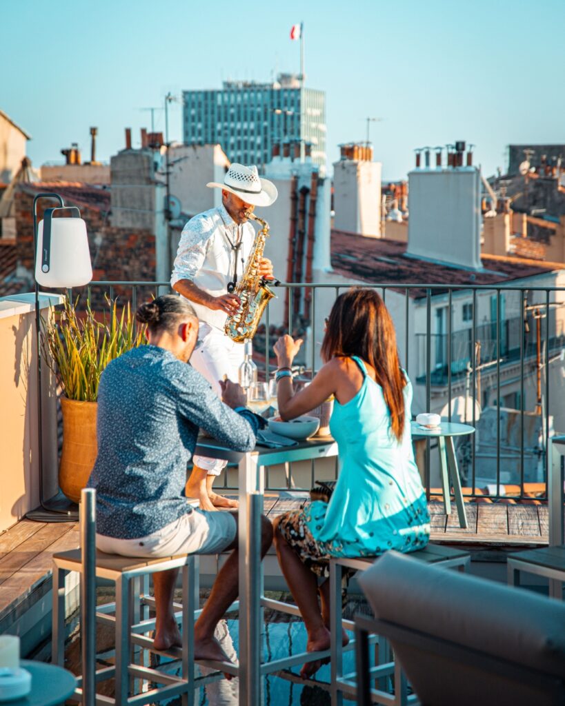 Bar-Rooftop-du Grand-Hotel-Dauphine-toulon-que-faire-soiree-piscine-2025