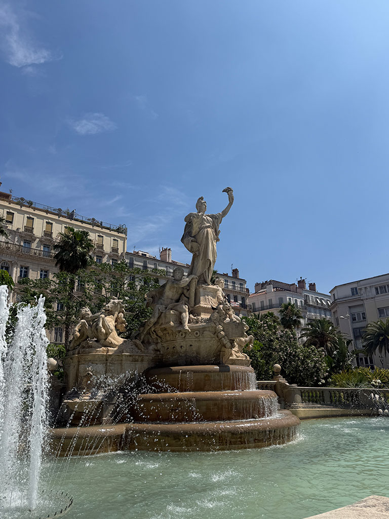 Notre-situation privilegiee-grand-hotel-dauphine-toulon-piscine-3-etoile-2025-1