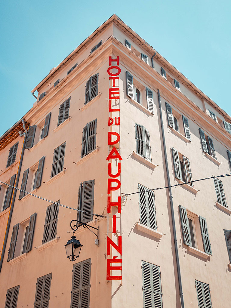 Notre-situation privilegiee-grand-hotel-dauphine-toulon-piscine-3-etoile-2025-4
