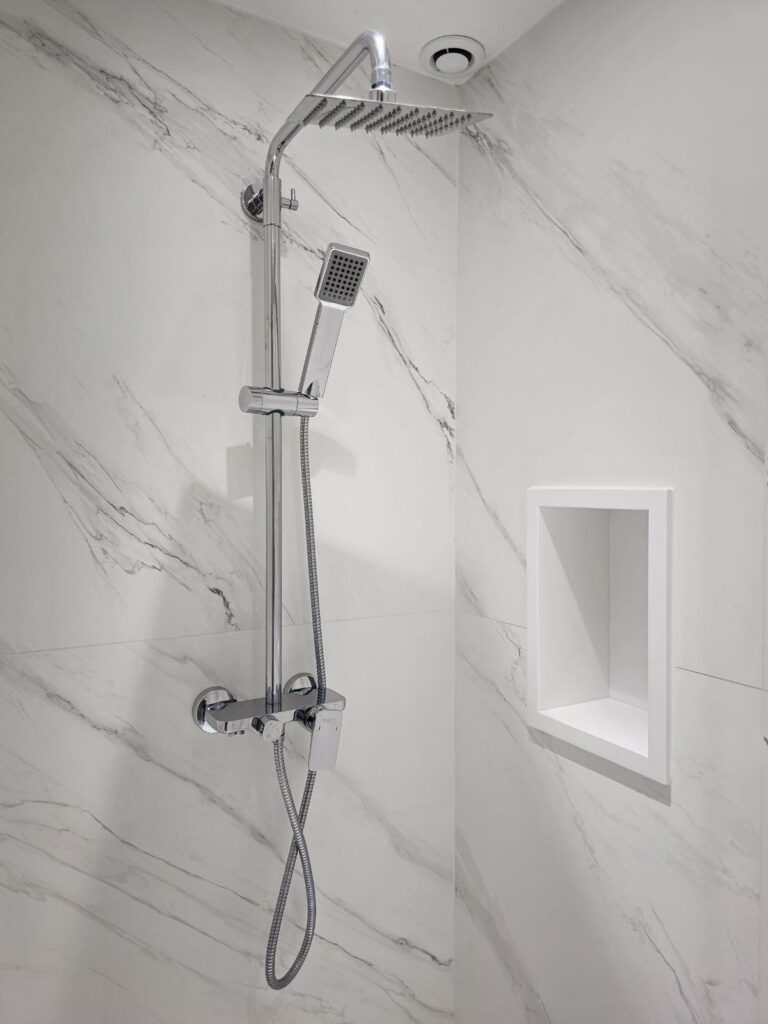 Salle de bain de la Junior Suite avec produits d'accueil au Grand Hôtel Dauphiné Toulon