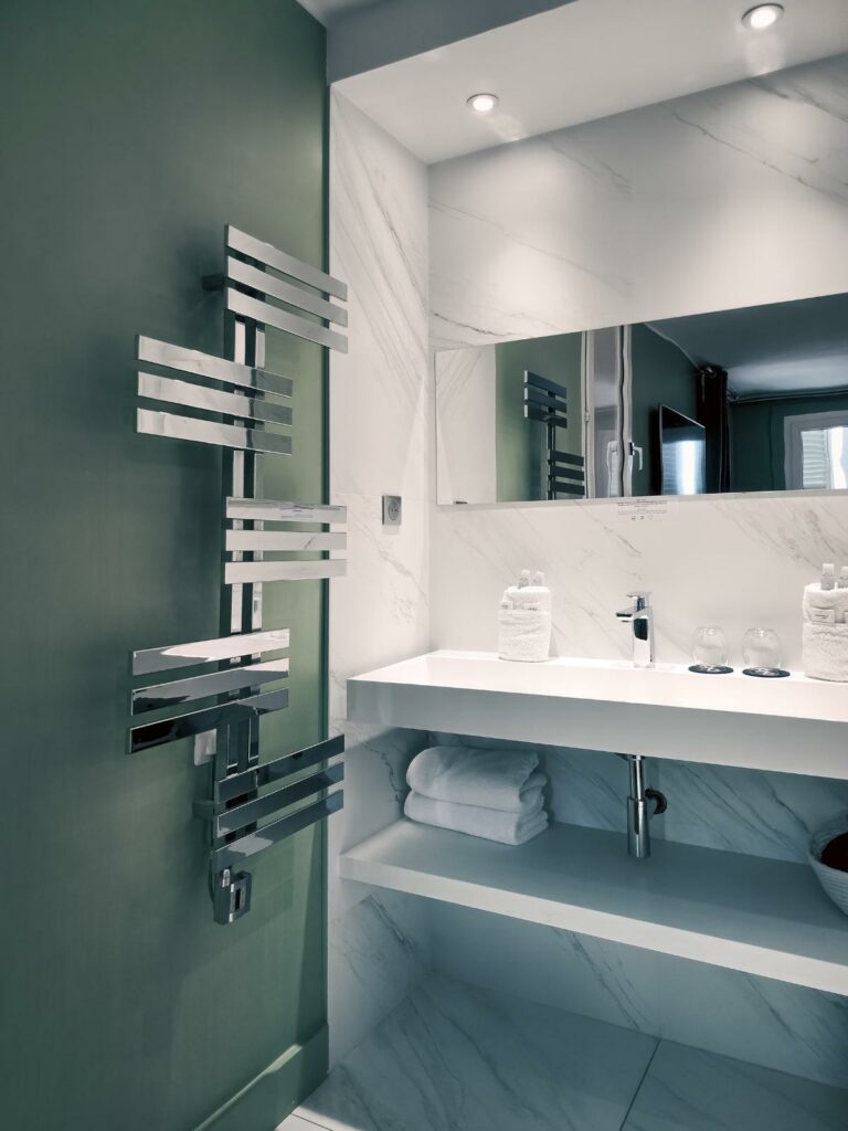 Salle de douche moderne de la Junior Suite hôtel 3 étoiles à Toulon