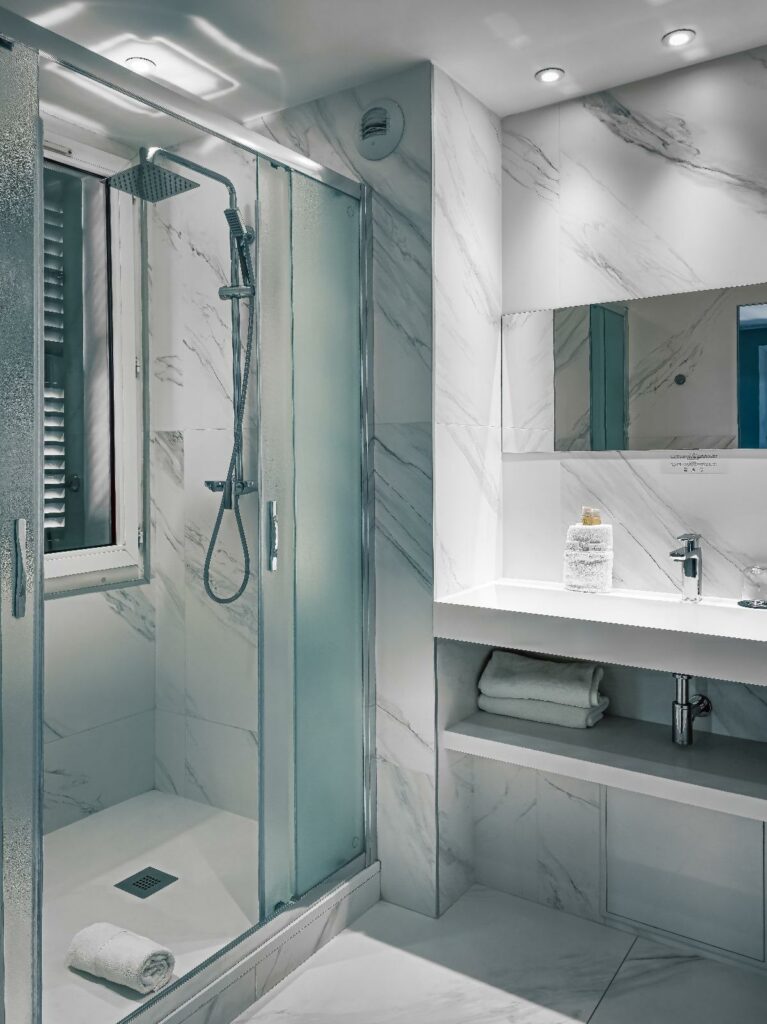 Salle de bain spacieuse de la Junior Suite à Toulon centre-ville
