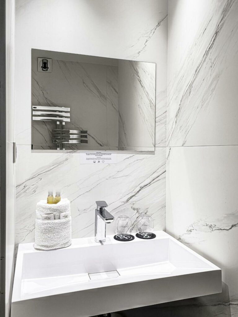 Douche à l'italienne de la Junior Suite au Grand Hôtel Dauphiné Toulon